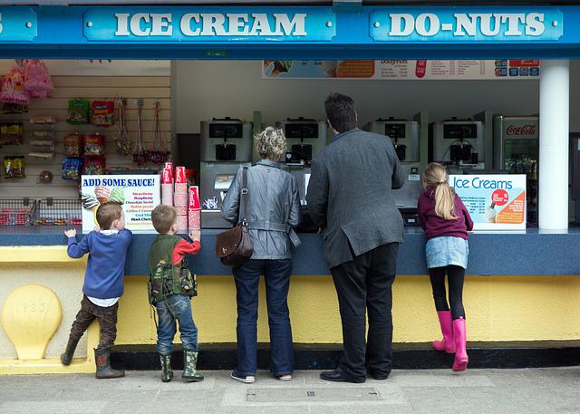 Famille devant un magasin pour choisir ce qu’ils veulent acheter.