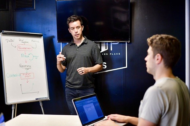 Image du professeur de lecture rapide qui aide un étudiant qui a choisi la bonne formation.