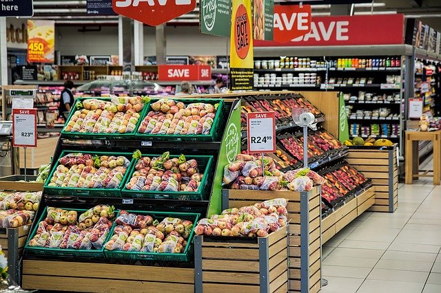 Étal de magasin avec des fruits et légumes.