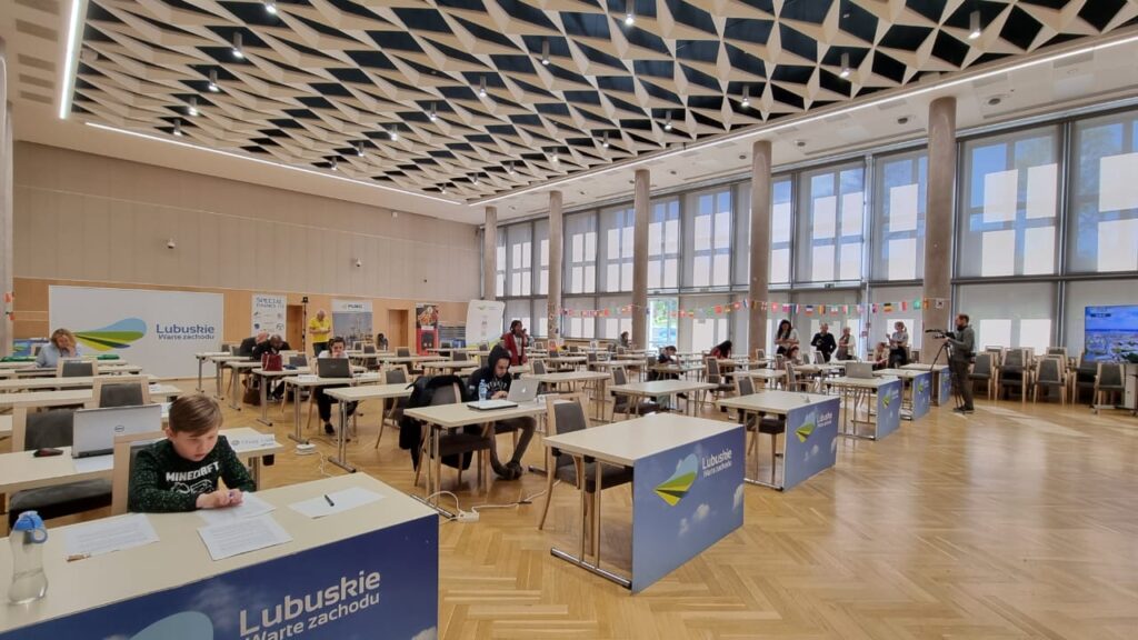 Salle de la compétition des championnats du monde de lecture rapide et mind mapping 2023 à Zielona Gora en Pologne.
Crédit photo: https://apac-association.com